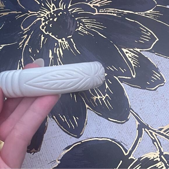 Vintage 70s Carved Pure White Lucite Bangle Bracelet Leaves Pattern A3 - Picture 7 of 13